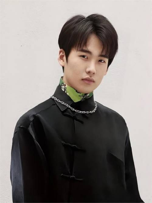 郭麒麟，本名郭奇林，1996年2月8日出生于天津，相声演员、影视演员。父亲是德云社的班主郭德纲，师父是郭德纲的搭档于谦，搭档是阎鹤祥。
2011年，郭麒麟从学校退学，在德云四队担任相声演员。2012年，举办个人相声专场演出，表演相声《我的学生时代》。2015年，出演由郭德纲执导的都市喜剧电影《相声大电影之我要幸?！?。2016年，参加东方卫视喜剧节目《欢乐喜剧人第二季》，表演相声《谁是一哥》升级版。2019年，参演常晓阳执导的电影《解放·终局营救》；10月17日，入选2019福布斯中国30岁以下精英榜；11月，参演电视剧《庆余年》；11月，担任浙江卫视《漫游记》常驻嘉宾。2020年4月24日，加盟浙江卫视《奔跑吧第四季》“兄弟团”固定阵容。2021年2月14日，主演的电视剧《赘婿》在爱奇艺播出。