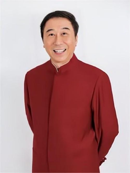 冯巩代言,冯巩代言费,冯巩形象代言,冯巩广告代言,冯巩明星代言
冯巩，男，汉族，原名冯明光，1957年12月6日出生于天津市，民国代总统冯国璋曾孙。2000年11月加入民革，2005年11月加入中国共产党，1977年9月参加工作，华中师范大学文学院文艺学专业毕业，研究生学历，文学硕士学位。
中国内地相声演员、曲艺演员、一级演员、导演。现任民革中央副主席，全国政协常务委员、文史和学习委员会委员，中国广播艺术团艺术总监，中国文联副主席，中国曲艺家协会副主席。
