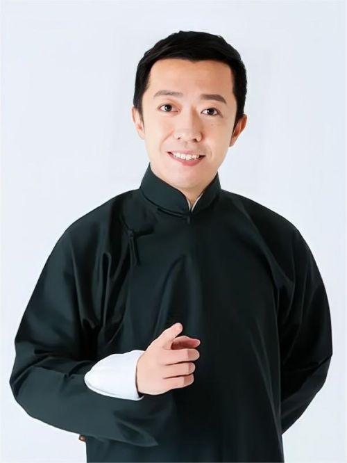 李菁代言,李菁代言费,李菁形象代言,李菁广告代言,李菁明星代言
李菁，1978年8月1日出生于北京，中国内地主持人，相声演员。中国曲艺家协会会员、北京曲艺家协会副主席、北京曲艺家协会理事、中国快板艺术委员会委员。
1995年，与郭德纲、张文顺创办德云社的前身“北京相声大会”。2010年10月，李菁参演了《建党伟业》、《大闹天宫》等多部影视剧。2014年6月6日，与沙溢、贾玲和瞿颖作为常驻嘉宾加盟即兴喜剧真人秀节目《喜乐街第一季》。2015年2月18日，李菁在中央广播电视总台春节联欢晚会上表演小品《喜乐街》。2016年9月，作为常驻嘉宾参加明星跨界喜剧竞技秀《跨界喜剧王》。