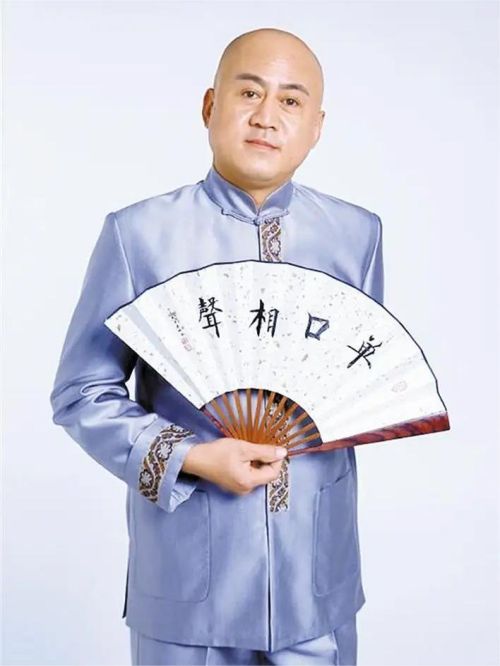 方清平代言,方清平代言费,方清平形象代言,方清平广告代言,方清平明星代言
方清平，男，1970年8月5日出生于北京市，中国内地相声、小品演员。北京青门海派创始人。
1983年，13岁的方清平开始学习相声，之后与付强搭档开始说相声。2000年开始，方清平转向幕后，跟随相声作家廉春明学习创作，合作创作了《新夜行记》、《让一让，生活多美好》等作品。2010年，参加第五届CCTV相声大赛，表演单口相声《幸福童年》，夺得相声大赛二等奖而被人们所熟识。2013年2月，首次登上中央电视台春节联欢晚会的舞台，与孙涛、秦海璐、王茜华表演小品。3月，开始担任BTV首档京味脱口秀《脱口而出》主持人。2014年，主演由黄明升执导的民国传奇剧《城市猎人》。2015年，在民国年代剧《乞丐大掌柜》中饰演雍元生一角。2018年参加《欢乐喜剧人第四季》。