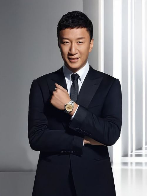 孙红雷代言,孙红雷代言费,孙红雷形象代言,孙红雷广告代言,孙红雷明星代言
孙红雷，1970年8月16日出生于黑龙江省哈尔滨市道里区，中国内地影视男演员，毕业于中央戏剧学院音乐剧大专班。
1999年出演个人首部电影《我的父亲母亲》。2000年凭借都市情感剧《像雾像雨又像风》获得关注。2003年，主演电视剧《征服》；同年，主演凭借爱情片《周渔的火车》。2008年主演剧情片《梅兰芳》。2007年主演家庭伦理剧《半路夫妻》。2009年主演谍战剧《潜伏》。2016年主演都市情感剧《好先生》。2019年主演电视剧《带着爸爸去留学》。2020年，主演电视剧《新世界》。2021年，主演扫黑题材的电视剧《扫黑风暴》。