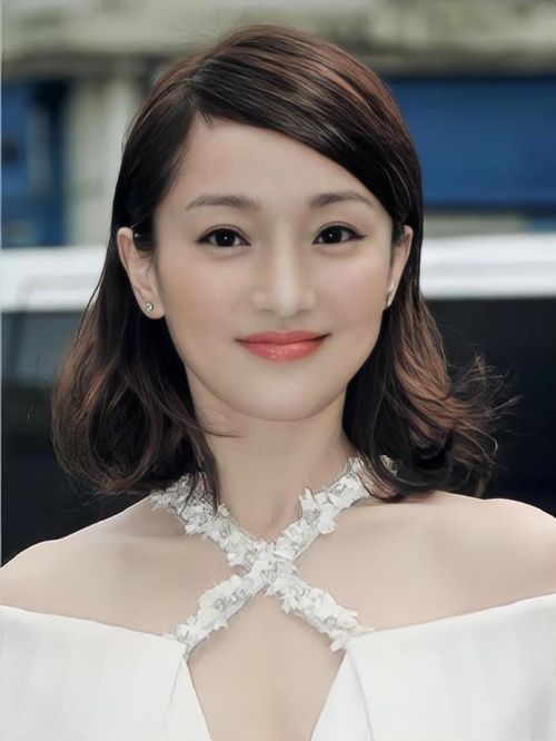 周迅代言,周迅代言费,周迅形象代言,周迅广告代言,周迅明星代言
周迅，1974年10月18日出生于浙江省衢州市，华语影视女演员、歌手。
1998年主演电影《苏州河》，获得第15届巴黎国际电影节最佳女主角奖?。2002年，主演电影《烟雨红颜》获得第25届大众电影百花奖最佳女主角奖。2005年主演歌舞片《如果·爱》，获得第25届香港电影金像奖最佳女主角奖、第43届台湾电影金马奖最佳女主角奖。2008年主演电影《画皮》、谍战片《风声》。2009年主演文艺片《李米的猜想》，获得第27届中国电影金鸡奖最佳女主角奖、第三届亚洲电影大奖最佳女主角奖、第16届北京大学生电影节最佳女演员奖。2014年被授予法国文学与艺术骑士勋章；主演电视剧《红高粱》。2017年，主演古装剧《如懿传》。2018年，主演的电影《你好，之华》公映。2020年3月27日，其主演的女性话题剧《不完美的她》上线。2021年主演电影《第十一回》。