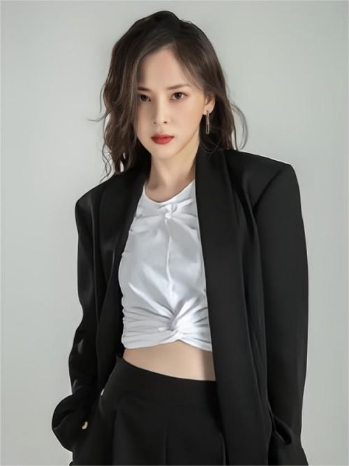 卢蒽洁代言,卢蒽洁代言费,卢蒽洁形象代言,卢蒽洁广告代言,卢蒽洁明星代言
卢蒽洁，1991年7月19日出生于贵州省贵阳市，中国内地女演员，毕业于浙江传媒学院表演系。
2014年因出演电视剧《犀利仁师》中玉如意一角而正式出道。2015年参演偶像剧《何以笙箫默》并出演网络剧《会痛的17岁》第三单元《尚好的青春》；同年出演首部电影《催命符之劫后重生》。2019年参演古装仙侠剧《陈情令》。