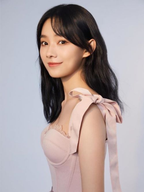 鲁照华代言,鲁照华代言费,鲁照华形象代言,鲁照华广告代言,鲁照华明星代言
鲁照华，1996年11月11日出生于河南省焦作市，中国内地流行乐女歌手、影视演员，毕业于中央音乐学院音乐表演系。
2016年，参加芒果TV选秀娱乐节目《超级女声》的比赛，成为第二批入住女声学院的正式生之一，从而正式进入演艺圈；同年，她还出演了《笑红尘》MV。2017年，在都市奇幻网络剧《白狐的人生》中饰演女主角小葵；同年，出演个人首部电影《闪光少女》；随后，加入“闪光爆裂民乐团”，并推出组合首支单曲《Show Me！》。
2019年，参演的都市情感轻喜剧《热爱》播出。2020年，领衔主演的奇幻爱情剧《彗星来的那一夜2》播出。2021年，参演的脱贫攻坚剧《山海情》播出；同年，获得“遇鉴时尚新物种” 时尚盛典年度最具突破女演员奖。