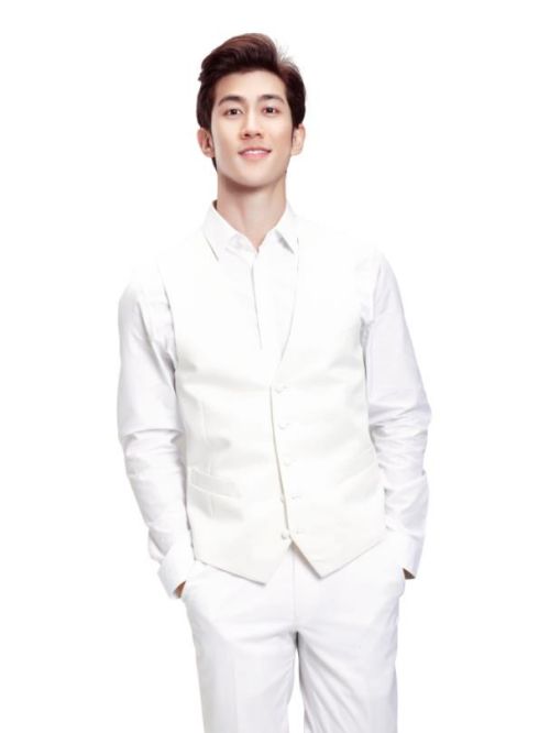 李治廷代言,李治廷代言费,李治廷形象代言,李治廷广告代言,李治廷明星代言
李治廷，1987年2月26日出生于香港，毕业于帝国理工学院物理系，中国香港男歌手、音乐人、演员。
李治廷16岁时进入黎明的A MUSIC东亚唱片和PACIWOOD经纪公司，2009年发行第一张专辑《今天开始》。2010年凭借电影《岁月神偷》及演唱的主题曲《岁月轻狂》分别获得香港电影金像奖最佳新人奖、最佳原创电影歌曲奖；同年主演动作电影《李小龙我的兄弟》。2013年主演情感喜剧电影《一夜惊喜》。2014年主演古装剧《武媚娘传奇》。2015年出演功夫喜剧电影《功夫瑜伽》。2016年主演合家欢喜剧电影《非常父子档》。2017年主演奇幻武侠电影《奇门遁甲》。2018年主演励志传奇剧《白发王妃》；主演电视剧《古剑奇谭贰》、主演电影《合法伴侣》。2019年，主演电视剧《藤科动物也凶猛》；8月，获得2019华人歌曲音乐盛典年度全能男艺人，和郁可唯合唱的歌曲《小至》获得年度金曲。