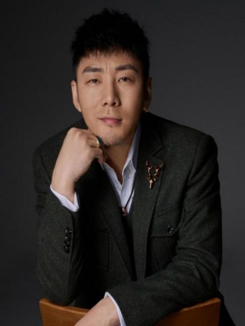 陈旭代言,陈旭代言费,陈旭形象代言,陈旭广告代言,陈旭明星代言
陈旭曾是中国第一批送往国外培训打造的艺人团体队长,中国Hip-Hop届教父级元老人物 世界街舞季军,集作词、作曲、演唱、rap maker、编曲编舞于一身的全能音乐创作音乐人。
北京电视台知名主持人、演员；48公斤级泰拳冠军、职业泰拳教练；国家一级古董艺术品鉴定师。