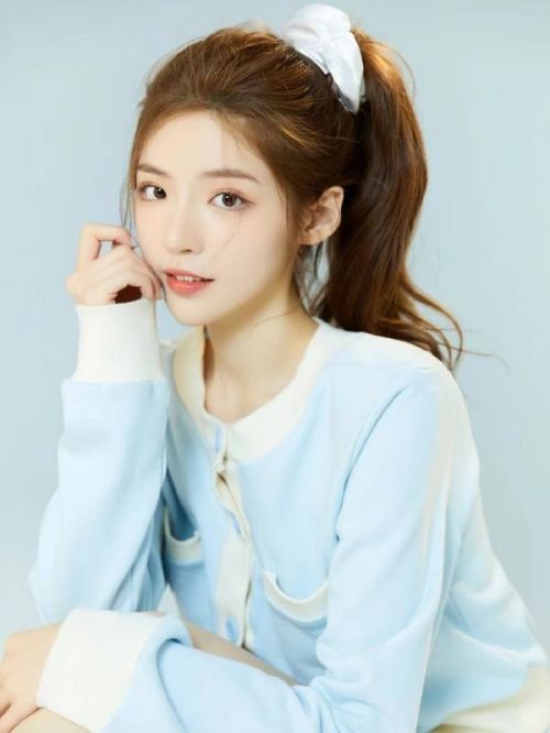 若文婷代言,若文婷代言费,若文婷形象代言,若文婷广告代言,若文婷明星代言
若文婷曾参加中国好声音北京赛区海选，高分进入那英组。曾于2017年拍摄古装电视剧《清明上河图》初出茅庐饰演角色。曾于2019年拍摄^欺负酸
奶”广告，展现青春靓丽时尚。曾于2019年在院线电影《后宅影剧院》饰演赵宁儿。
