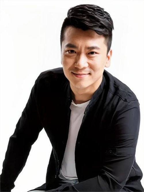 王大奇代言,王大奇代言费,王大奇形象代言,王大奇广告代言,王大奇明星代言
王大奇，1983年8月10日出生于辽宁省鞍山市，中国内地影视男演员。毕业于中国人民解放军国防大学军事文化学院
2009年，出演电视剧《我的团长我的团》，从而正式进入演艺圈。2013年，出演古装历史剧《大秦帝国之纵横》。2015年，出演军旅剧《雪域雄鹰》。2016年，主演古装武侠剧《五鼠闹东京》；同年，主演电视剧《天伦》。2017年，主演剿匪传奇剧《林海雪原》；同年，出演兵团生活题材剧《花儿与远方》。2018年，主演年代戏《东四牌楼东》。
2019年10月，出演火箭军题材电视剧《号手就位》。2021年，参演电视剧《人世间》。