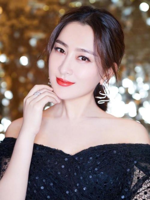 马苏代言,马苏代言费,马苏形象代言,马苏广告代言,马苏明星代言
马苏，1981年2月17日出生于黑龙江省哈尔滨市，中国内地影视女演员，先后毕业于解放军艺术学院舞蹈系、北京电影学院高职学院表演系。
2002年，主演首部个人影视作品《大唐歌飞》。2004年，主演青春剧《我的功夫女友》。2007年，零片酬出演儿童公益慈善电影《缘来是爱》。2009年，主演年代剧《北风那个吹》。2010年，主演故事片《铁人》。2011年，主演谍战剧《旗袍》。2012年，主演电视剧《女人如花》。2013年，主演电视剧《北京青年》、《女人如花》。2016年2月，主演都市情感剧《还是夫妻》。2017年，主演古装传奇剧《巴清传》。2018年，主演现代都市喜剧电影《同学烩》。2019年9月10日，主演乡村题材电视剧《绿水青山带笑颜》。