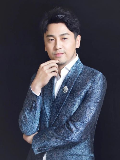 雷佳音代言,雷佳音代言费,雷佳音形象代言,雷佳音广告代言,雷佳音明星代言
雷佳音，1983年8月29日出生于辽宁省鞍山市铁东区，中国内地影视男演员，毕业于上海戏剧学院表演系。
2004年，出演个人首部电视剧《江湖俏佳人》，从而正式进入演艺圈。2006年，他以第一名的成绩考进上?；熬缰行摹?009年，出演个人首部电影《高考1977》。2012年，凭借动作喜剧电影《黄金大劫案》获得第11届中国长春电影节最佳男主角奖等多个奖项。2017年，主演古装武侠电影《绣春刀Ⅱ：修罗战场》。2018年，主演爱情奇幻电影《超时空同居》；同年主演电视剧《我的前半生》。2019年6月，主演古装悬疑剧《长安十二时辰》。
2021年主演电影《刺杀小说家》。2022年，领衔主演的现实题材大剧《人世间》和都市情感剧《相逢时节》相继播出。