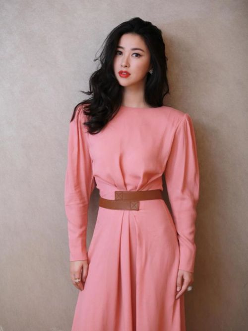 朱珠代言,朱珠代言费,朱珠形象代言,朱珠广告代言,朱珠明星代言
朱珠，1984年7月19日出生于北京市，毕业于北京工商大学，中国内地女演员、歌手、主持人。
2005年，参加MTV举办的VJ大赛获得北京赛区冠军，自此加入MTV全球音乐电视台，开始主持音乐节目《MTV天籁村》。2009年7月，发行个人首张音乐专辑《朱珠》。2011年，出演个人首部电影《我知女人心》。2012年4月，出演英国爱情片《秘密分享者》。2014年，主持湖南卫视舞蹈真人秀节目《奇舞飞扬》；随后主演了空难电影《绝命航班》及宫廷题材美剧《马可·波罗》。2015年，在她的首部内地电视剧《大猫儿追爱记》中饰演小乔；同年第四次入选美国电影评论网站TC candler公布的“全球100张最美面孔”名单。2016年，为动画电影《功夫熊猫3》中的“灵蛇