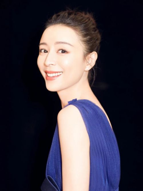 张静初代言,张静初代言费,张静初形象代言,张静初广告代言,张静初明星代言
张静初，原名张静，1980年2月2日出生于福建省三明市永安市，中国内地女演员，毕业于中央戏剧学院导演系。
2000年，参演爱情剧《你的生命如此多情》。2005年，凭借电影《孔雀》获得第6届华语电影传媒大奖最佳女主角奖；同年主演爱情片《花腰新娘》。2006年，凭借电影《芳香之旅》获得第30届开罗国际电影节最佳女主角奖。2007年主演犯罪电影《门徒》。2008年，主演警匪片《证人》。2009年主演电影《天水围的夜与雾》。2010年主演灾难电影《唐山大地震》、电影《全城戒备》。2013年主演公益电影《我的影子在奔跑》。2014年主演爱情电影《脱轨时代》。2015年参演动作电影《碟中谍5：神秘国度》。2016年主演都市情感剧《咱们相爱吧》。2017年出演动作片《侠盗联盟》。2018年主演电影《无双》。2019年主演电影《冰峰暴》。2021年主演国内首部贺岁轻喜剧《假日暖洋洋》。