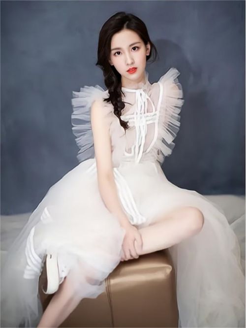 陈都灵代言,陈都灵代言费,陈都灵形象代言,陈都灵广告代言,陈都灵明星代言
陈都灵，1993年10月18日出生于福建省厦门市，毕业于南京航空航天大学，中国内地影视女演员。
2013年，陈都灵因获得Facejoking“女神排行榜”冠军而获得关注。2015年，其主演的电影处女作 《左耳》上映，她也因此获得第24届上海影评人奖最佳新人女演员提名。此后，陈都灵还相继主演了悬疑片《双生》、科幻动作冒险片《破梦游戏》、爱情剧《求婚大作战》等影视作品。2019年，在现代剧《七月与安生》中饰演女主角之一的林七月。2021年，参演的历史题材剧《光荣与梦想》播出。2022年，其主演的民国剧《良辰好景知几何》播出。