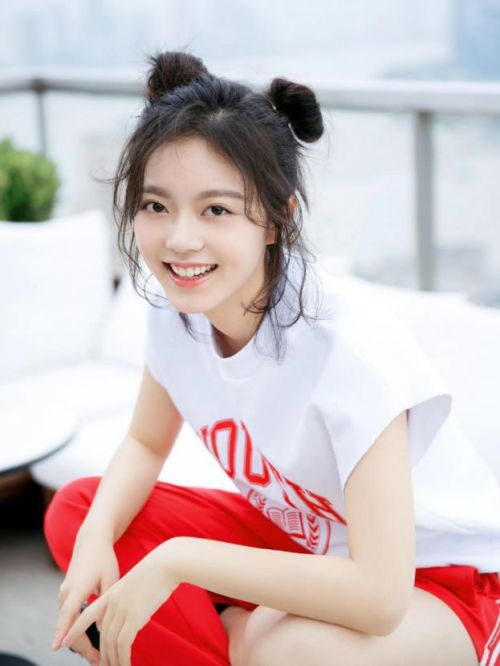 赵今麦代言,赵今麦代言费,赵今麦形象代言,赵今麦广告代言,赵今麦明星代言
赵今麦，2002年9月29日出生于辽宁省沈阳市，中国内地女演员，就读于中央戏剧学院。
2010年，出演个人首部电视剧《不能没有娘》，从而正式进入演艺圈。2011年，客串家庭伦理剧《香木虎》。2014年，参演儿童魔幻喜剧片《巴啦啦小魔仙之魔法的考验》。2016年，参演由汪俊执导的都市家庭情感剧《小别离》。2017年，参演电视剧《我的！体育老师》。2018年4月，主演的都市情感剧《少年派》开机。2019年2月5日，主演的科幻电影《流浪地球》上映；6月9日，主演的电视剧《少年派》在湖南卫视播出，在剧中饰演林妙妙；10月23日，主演的电视剧《初恋那件小事》在湖南卫视青春进行时剧场首播，在剧中饰演夏淼淼；10月17日，赵今麦入选2019福布斯中国30位30岁以下精英榜。2022年1月11日，主演的无限流题材电视剧《开端》在腾讯视频播出，在剧中饰演李诗情。