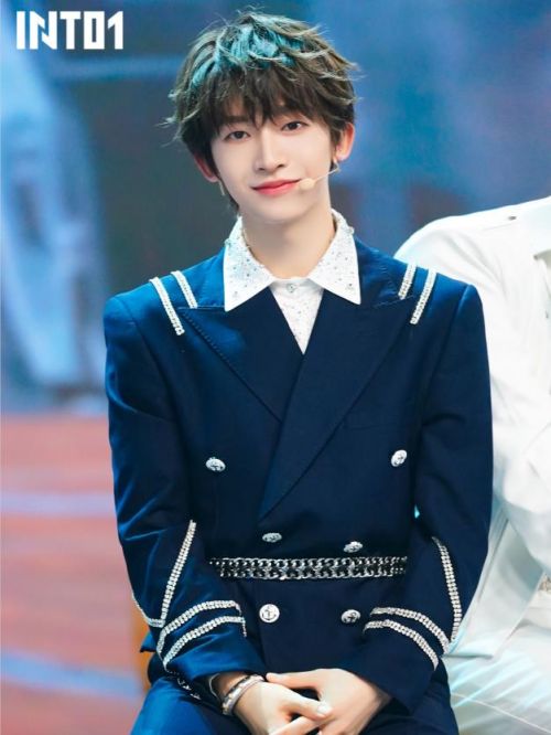 刘宇代言,刘宇代言费,刘宇形象代言,刘宇广告代言,刘宇明星代言
刘宇，2000年8月24日出生于安徽省宣城市泾县，中国内地男歌手、演员、舞者，男子唱演组合INTO1队长。
2018年，作为选手参加爱奇艺国风文化创新推广唱演秀节目《国风美少年》。2019年，推出首支个人翻唱单曲《失眠飞行》；同年，在“世梦圆华”中意文化盛典中被授予“中意文化推广使者”称号，并获得最佳舞者奖。2020年，主演的古装奇幻剧《亲爱的药王大人》播出。2021年，参加腾讯视频男团成长综艺节目《创造营2021》，最终获得第1名，并加入男子演唱组合INTO1。2022年5月，以领唱导师的身份合唱的同名新歌《明日来信》。