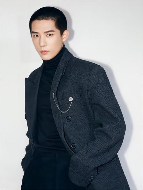 王安宇代言,王安宇代言费,王安宇形象代言,王安宇广告代言,王安宇明星代言
王安宇，1998年2月3日出生于浙江省宁波市余姚市，中国内地男演员，毕业于中国传媒大学2016级播音主持专业。
2016年，参加体育竞技类节目《阳光艺体能》。2018年6月，参加腾讯视频音乐节目《明日之子第二季》；8月，签约海宁壹加壹文化经纪有限公司正式出道。2019年12月14日，主演的古装宫廷剧《梦回》播出；16日，主演的青春校园剧《闪光少女》播出。2020年，主演的古装轻喜剧《女世子》播出。2020年12月14日，主演的青春校园剧《百岁之好，一言为定》播出。2021年2月4日，主演的都市励志剧《我的时代，你的时代》播出；11月22日，与宋祖儿主演的电视剧《陪你逐风飞翔》播出，饰演花滑少年邵北笙，发行剧中单曲《给你的》。