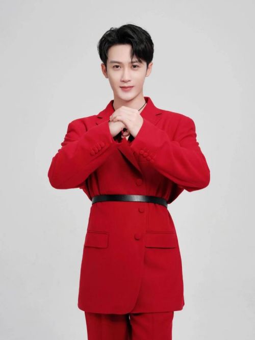 檀健次代言,檀健次代言费,檀健次形象代言,檀健次广告代言,檀健次明星代言
檀健次（JC-T）1990年10月5日出生于广西壮族自治区北海市。中国内地男演员、歌手，唱跳组合MIC男团成员。
2010年，以MIC男团成员身份正式出道，随团发行多张专辑。2007年，主演剧情片《秘岸》?。2012年，参加《舞林大会第三季》并获得第四名。2014年，发行首支个人单曲《Fly Away》。2016年，领衔主演古装剧《大军师司马懿之军师联盟》和续集《虎啸龙吟》。2017年10月，主演都市爱情电视剧《原来你还在这里》。2018年主演古装剧《三国机密之潜龙在渊》、都市家庭剧《带着爸爸去留学》；参加综艺《我就是演员》。2019年主演宠物亲情电影《宠爱》。2020年主演民国剧《鬓边不是海棠红》、古装言情剧《今夕何夕》。2021年主演古装轻喜剧《大唐儿女行》。2022年主演刑侦探案剧《猎罪图鉴》。5月，参加由中央广播电视总台推出的新媒体特别节目《UP青春》。