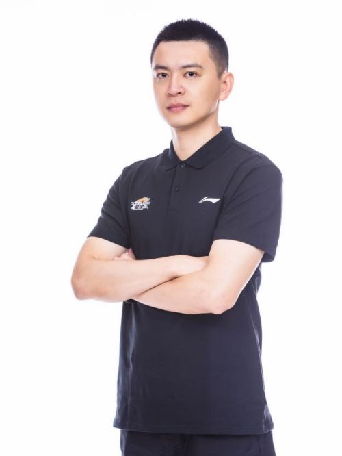 杨鸣代言,杨鸣代言费,杨鸣形象代言,杨鸣广告代言,杨鸣明星代言
杨鸣，1985年7月31日出生在辽宁省大连市，前中国篮球运动员，司职控球后卫。CBA辽宁沈阳三生飞豹篮球俱乐部主教练。
2004年，杨鸣从辽宁队青年队升至一队，于2004-05赛季代表辽宁队出战CBA联赛。2009年，杨鸣代表山东省出战十一届全运会男篮比赛，取得亚军。杨鸣整个运动员生涯效力于辽宁16年，帮助辽宁获得2017-2018赛季CBA总冠军。2018年4月22日，杨鸣随辽宁队夺得队史首冠。5月30日，辽宁男篮官方宣布杨鸣正式退役。
2020年6月28日，杨鸣担任辽宁男篮主教练。9月26日，杨鸣率辽宁男篮夺得全运会男篮U22组冠军。2022年4月26日，杨鸣率领辽宁男篮夺得2021-2022赛季CBA总冠军。