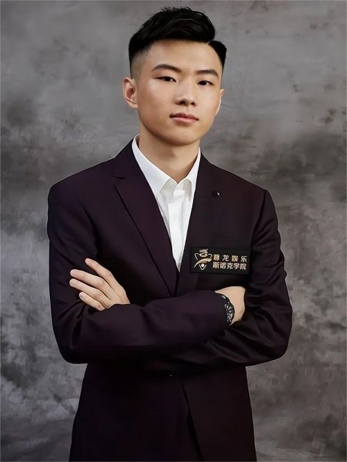 赵心童代言,赵心童代言费,赵心童形象代言,赵心童广告代言,赵心童明星代言
赵心童，1997年4月3日出生于陕西省西安市，中国斯诺克运动员。
2016年，赵心童转入职业斯诺克赛场。2018年，赵心童首次闯入斯诺克排名赛四强。2019年，赵心童首次晋级世界斯诺克锦标赛正赛。2021年，赵心童在斯诺克英国锦标赛中击败卢卡·布雷切尔，职业生涯首次获得排名赛冠军。赵心童也成为继丁俊晖、颜丙涛后第三位捧起斯诺克三大赛冠军奖杯的中国选手。2022年，赵心童在斯诺克德国大师赛上战胜颜丙涛，获得职业生涯第二个排名赛冠军。