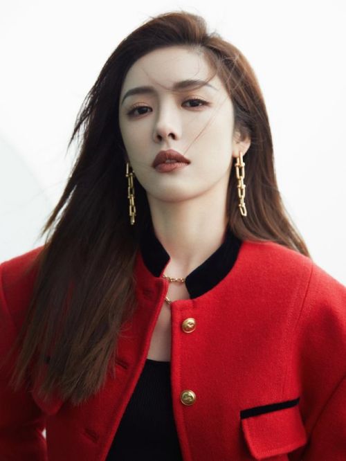 蔡文静代言,蔡文静代言费,蔡文静形象代言,蔡文静广告代言,蔡文静明星代言
蔡文静，1990年1月3日出生于湖北省宜昌市夷陵区，中国内地女演员、歌手，毕业于北京电影学院表演系2008级本科。
2009年，因出演第18届金鸡百花电影节主题曲《绽放》MV女主角正式进入演艺圈。2010年，发行首支单曲《恋爱世界杯》。2014年，凭借青春剧《匆匆那年》被观众熟知。2015年，参演的都市情感剧《加油吧实习生》播出。2016年，凭借古装武侠剧《画江湖之不良人》获得第二届金骨朵年度最受欢迎网络剧女演员。2017年，因主演都市情感剧《柒个我》获得腾讯星光大赏年度潜力电视剧女演员。2020年12月26日，主演的都市情感悬疑剧《阳光之下》播出。2021年1月，主演的都市剧《紧急公关》和武侠剧《大侠卢小鱼之夕阳红战队》相继播出。