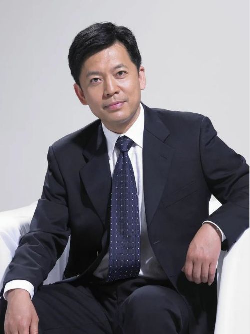 何政军代言,何政军代言费,何政军形象代言,何政军广告代言,何政军明星代言
何政军，1963年6月16日出生于四川省成都市，中国内地影视男演员。
1979年，17岁的何政军在成都轻工业局作绘图设计。2005年出演电视剧《亮?！罚窝菡愿找唤?。2014年3月，主演的电视剧《青果巷》在央视八台黄金档播出。2020年，参演电影《天下无拐》。
