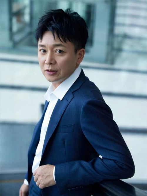 刘奕君代言,刘奕君代言费,刘奕君形象代言,刘奕君广告代言,刘奕君明星代言
刘奕君，1970年6月12日出生于陕西省西安市，中国内地男演员，1991年毕业于北京电影学院表演系。
2000年，参演故事片《生死兄弟情》。2002年，主演都市家庭剧《摩登家庭》。2003年，出演年代商战剧《大染坊》。2004年，主演清装剧《大清官》。2006年，主演晚清民俗剧《天下一碗》。2008年，主演纪实剧《追梦》。2013年6月，主演年代剧《大金脉》。2014年，参演情感剧《父母爱情》、近代历史剧《北平无战事》。2015年，主演悬疑谍战剧《伪装者》、古装传奇剧《琅琊榜》。2016年，出演年代剧《远大前程》。2017年，主演医疗剧《外科风云》；随后，主演警匪剧《卧底归来》。2018年主演古装玄幻励志剧《扶摇》、电视剧《橙红年代》。2019年主演电视剧《剑王朝》。2022年1月11日，特别出演的时间循环短剧《开端》在腾讯视频播出。