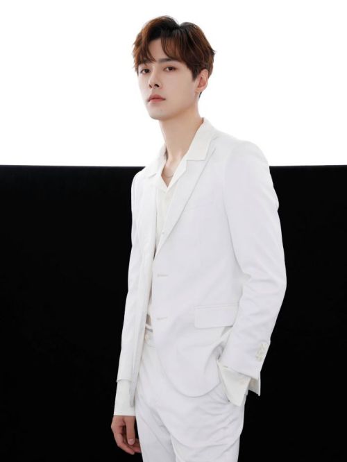 方逸伦代言,方逸伦代言费,方逸伦形象代言,方逸伦广告代言,方逸伦明星代言
方逸伦（Alen），1992年12月26日出生于浙江省嘉兴市，中国内地男歌手、演员。
2013年，随M4M组合正式出道并发布首支单曲《Sadness》。2014年，参演的青春偶像剧《不一样的美男子》在湖南卫视播出。2015年，随M4M成员宣布解约。2016年，参演的犯罪喜剧电影《冒牌卧底》上映。2017年，主演民国偶像剧《许你浮生若梦》。2018年，主演古装偶像剧《绝世千金》。2019年，主演国风爱情剧《明月照我心》。2020年，主演古装传奇爱情剧《九流霸主》。