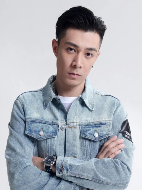 周柏豪代言,周柏豪代言费,周柏豪形象代言,周柏豪广告代言,周柏豪明星代言
周柏豪（Pakho Chau），1984年11月12日出生于中国香港，中国香港流行乐男歌手、词曲作者、影视演员，种星堂（Starz People）经纪公司旗下模特、艺人篮球队横洲工业篮球队队员。
2007年作为歌手出道；11月，推出首张个人专辑《Beginning》。2008年主演电影《爱情万岁》；同年与郑融合唱的单曲《一事无成》夺得第31届十大中文金曲金曲奖、十大劲歌金曲最受欢迎合唱歌曲金奖。2012年在香港会展中心举行“IMPERFECT”个人演唱会。2013年发行专辑《8》；同年夺得2013年度叱咤乐坛唱作人金奖和叱咤乐坛男歌手银奖。2014年在广州塔举办《周柏豪 Perfect 8》演唱会；同年发行唱片《同行》。2017年主演警匪剧《使徒行者2》。2021年在TVB“2020年度劲歌金曲颁奖典礼”上获得最受欢迎男歌星奖、最佳演绎男歌星奖，并凭《劫后余生》获得劲歌金曲奖。