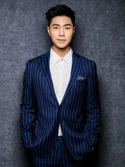 袁成杰代言,袁成杰代言费,袁成杰形象代言,袁成杰广告代言,袁成杰明星代言
袁成杰，1983年3月10日出生于上海市普陀区，中国内地男歌手、演员，毕业于同济大学。
2004年，参加东方卫视选秀娱乐节目《我型我秀》的比赛，获得全国总决赛八强、最具魅力基因奖。2005年，推出个人单曲《无可代替》。2007年，与戚薇组成“男才女貌”组合；同年，与戚薇推出组合首张音乐专辑《男才女貌》。2009年，与戚薇推出组合第二张音乐专辑《2U》。2011年，出演都市偶像剧《爱情睡醒了》。2012年，推出首张个人EP专辑《单身嘲男》。2015年，担任央视即兴喜剧真人秀节目《喜乐街》在第二季的常驻嘉宾。2016年，担任腾讯视频明星养成类节目《Hello!女神》北京甄选站的主持人。2018年1月17日，获得首届环球时尚新锐大赏年度最具时尚风格艺人奖；12月18日，获得中国时尚权力榜年度跨界男艺人奖。