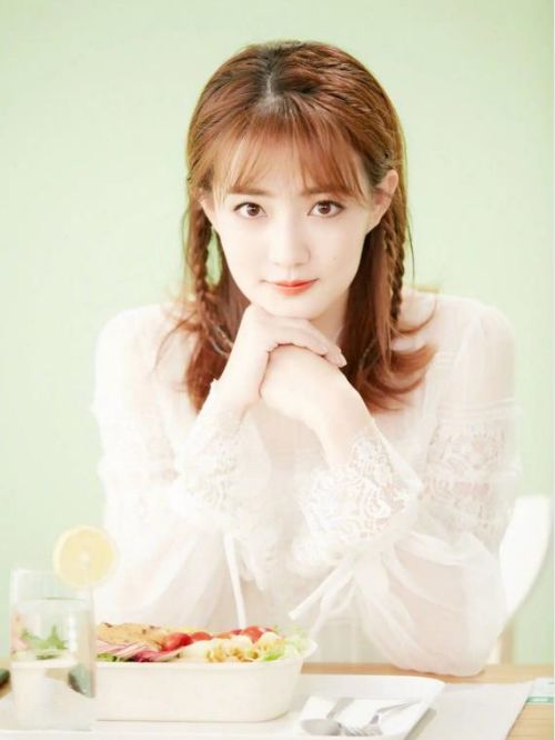 徐璐代言,徐璐代言费,徐璐形象代言,徐璐广告代言,徐璐明星代言
徐璐，1994年12月28日出生于内蒙古自治区呼和浩特市，毕业于中国人民解放军国防大学军事文化学院，中国内地影视女演员。
2008年，因在古装剧《红楼梦》中饰演薛宝琴而步入影视圈。2012年，凭借古装清宫剧《甄嬛传》受到关注。2013年，主演爱情剧 《爱在春天》。2014年主演校园浪漫偶像剧《一又二分之一的夏天》。2015年主演青春偶像剧《只因单身在一起》。2016年主演古装玄幻剧《墨客行》?。2017年主演校园励志片《闪光少女》；同年主演古装玄幻剧《海上牧云记》。2019年主演奇妙甜爱剧《爱上北斗星男友》、古装悬疑剧《长安十二时辰》。2020年主演年代谍战剧《风声》。2021年，主演都市爱情剧《若你安好便是晴天》、青春励志剧《良辰美景好时光》和青春现实剧《飞鸟集》。