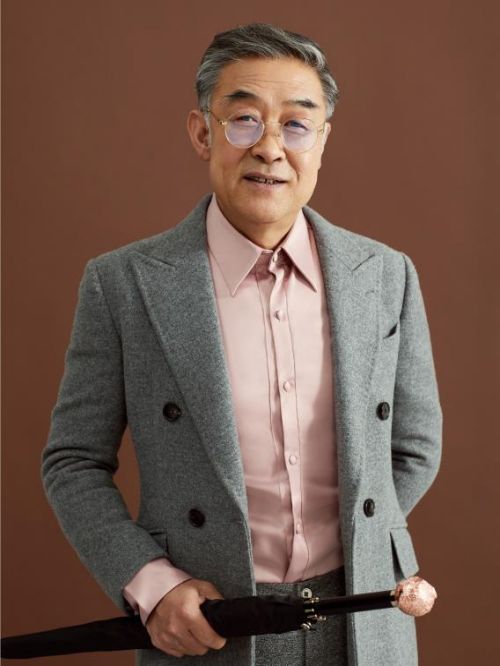 李建义代言,李建义代言费,李建义形象代言,李建义广告代言,李建义明星代言
李建义，1959年11月5日出生于北京市，国家一级演员，国家话剧院演员，配音员。
1982年，李建义毕业之后就进入了国家话剧院。1984年，主演故事片《二零八客机》。1994年，出演电视剧《三国演义》，并担任该剧的主要配音员。1995年，参演话剧《伐子都》。1999年，主演历史故事片《我的1919》。2003年主演古装剧《少年天子》。2008年，主演由王剑男执导的两幕喜剧《物理学家》。2011年，主演现代剧《你是我的幸福》。2013年主演谍战剧《零下三十八度》。2014年，出演古装爱情剧《错点鸳鸯》。2016年，加盟国内反腐第一大剧《人民的名义》。2017年参演谍战剧《天衣无缝》。2019年参演电影《银河补习班》。2020年出演电视剧《热血同行》。