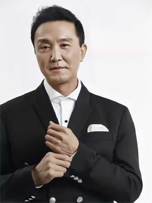 吴刚代言,吴刚代言费,吴刚形象代言,吴刚广告代言,吴刚明星代言
吴刚，1962年12月9日出生于北京市，中国内地男演员，国家一级演员，毕业于北京人民艺术剧院。现任北京电视艺术家协会副主席、演员工作委员会会长。
1991年参加中央电视台元旦晚会搭档郭达表演小品《换大米》，2000年，主演风格独特的都市情感剧《堆积情感》。2004年，出演侦探悬疑《黑蚂蚁》。2007年，出演古装剧《秋海棠》。2009年，出演电视剧《潜伏》和电影《建国大业》；同年，在电影《铁人》中饰演铁人王进喜，获得第27届中国电影金鸡奖最佳男主角。2011年，出演《汉阳造》。2013年，出演谍战情感大剧《我的绝密生涯》。2014年参演电视剧《十月围城》。2015年出演电影《三体》。2017年凭借反腐剧《人民的名义》荣获第23届上海电视节白玉兰奖最佳男配角奖。同年主演动作片《战狼Ⅱ》。2019年出演电视剧《庆余年》，饰演陈萍萍。
2019年主演电视剧《巡回检察组》、陈可辛执导电影《夺冠》。2021年参演年代剧《光荣与梦想》。