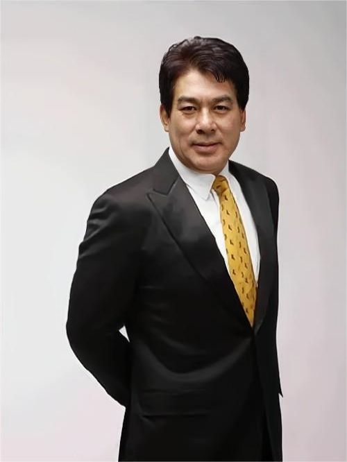 朱时茂代言,朱时茂代言费,朱时茂形象代言,朱时茂广告代言,朱时茂明星代言
朱时茂，1954年3月28日出生于山东省烟台市，中国内地影视男演员、小品演员、导演。
1970年参加中国人民解放军，任福州军区话剧团演员。1975年，北京电影制片厂导演水华选中朱时茂饰演影片《西沙儿女》中的傅海龙，从此步入影坛。1981年，主演剧情片《牧马人》，并借此提高了知名度。1983年正式调入八一电影制片厂演员剧团。1987拍摄《长江第一漂》，获得飞天奖。
90年代，朱时茂与喜剧明星陈佩斯合作，多次在中央电视台春节联欢晚会上演出小品，其中《吃面条》《羊肉串》等，深受广大观众的欢迎，人们送他一个绰号“老茂儿”。