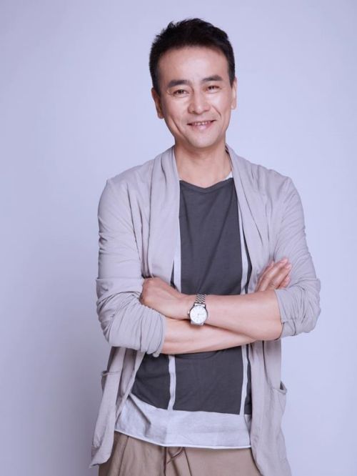 罗钢代言,罗钢代言费,罗钢形象代言,罗钢广告代言,罗钢明星代言
罗钢，1965年4月4日生于湖南省长沙市，中国内地影视男演员，毕业于北京电影学院表演系。
1989年参演电影《一半是火焰一半是海水》。1993年出演电视剧《梅花三弄之水云间》。1996年因在军旅剧《红十字方队》中饰演的赵志伟一角获得关注。2002年参演年代剧《大染坊》。2008年主演家庭伦理剧《婚后五年》。2012年主演都市情感剧《小麦进城》。2014年8月凭借年代剧《茶颂》获得第13届华鼎奖古装类剧集最佳男主角提名。