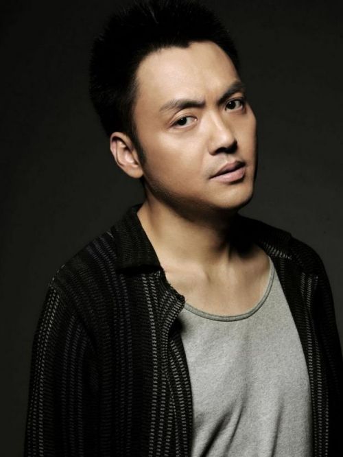 朱宏嘉代言,朱宏嘉代言费,朱宏嘉形象代言,朱宏嘉广告代言,朱宏嘉明星代言
朱宏嘉，1970年9月23日出生于四川省南充市，毕业于北京电影学院表演系89级，中国内地男演员。
1992年在校期间首次出演电影《上一当》，自此开始演艺事业。1998年在古装清朝喜剧《还珠格格第二部》中饰演箫剑，为观众所熟知。2001年出演武侠剧《武林外史》。2005领衔主演抗战剧《滇西往事》。2008年主演的抗战剧《保卫延安》获得第28届中国电视剧飞天奖长篇电视剧三等奖。2011年主演家庭伦理情感剧《别样幸福》。2013年主演都市情感剧《新闺蜜时代》。2014年参演人物传记题材剧《历史转折中的邓小平》。2018年6月参演电影《雾中的剑旗》。