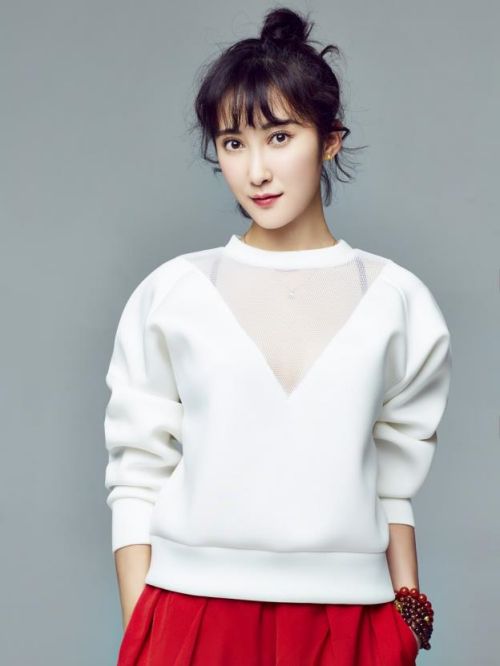 杨梓墨代言,杨梓墨代言费,杨梓墨形象代言,杨梓墨广告代言,杨梓墨明星代言
杨梓墨（原名杨沫），1989年8月16日出生于京剧世家，毕业于中国戏曲学院京剧表演专业，中国内地女演员。
2001年杨梓墨获得全国小梅花金梅花奖。2002年出演电视剧《花开也有声》而开始演艺生涯。2005年参演歌舞电影《如果·爱》。2008年在《新版红楼梦》中饰演尤三姐。2012年主演的都市亲情剧《丑角爸爸》获得第29届中国电视剧飞天奖长篇电视剧三等奖。2013年参演抗战剧《飞哥大英雄》。2014年出演抗日谍战剧《狐影》。2015年出演悬疑爱情剧《他来了，请闭眼》。2016年出演都市时尚婚嫁剧《大嫁风尚》。2019年出演年代海战剧《红鲨突击》。2010年出演电视剧《窦天宝传奇》。