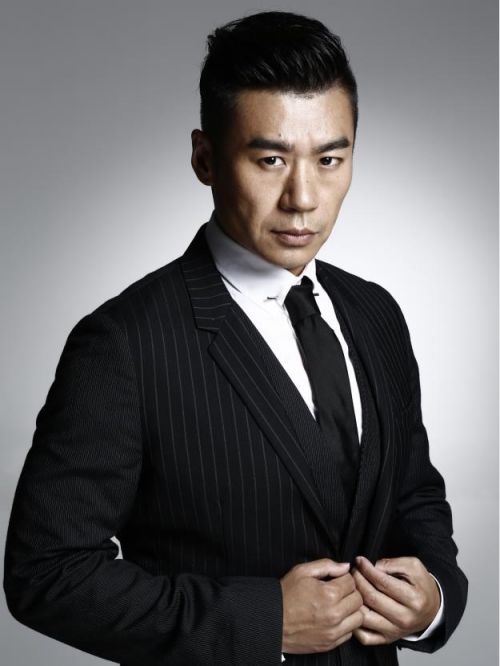 徐佳代言,徐佳代言费,徐佳形象代言,徐佳广告代言,徐佳明星代言
徐佳，1980年11月26日出生于新疆，中国内地男演员，毕业于南京艺术学院，任职于南京军区政治部前线文工团话剧队。
2001年，首次出演电视剧《芝麻开门》。2004年，主演反映中国工程院院士成长历程的电视剧《追日》。2010年，出演黄文利执导电视剧《冰是睡着的水》。2011年，在青春军旅剧《我是特种兵》饰演班长郑三炮，同年在《我是特种兵之利刃出鞘》饰演王艳兵。2013年，主演当代军旅剧《特种兵之火凤凰》。2014年，在抗战励志剧《激战》中饰演关鹏。2015年，领衔主演历史题材剧《铁甲舰上的男人们》。2016年，领衔主演历史题材剧《宜昌保卫战》，并凭借该剧获得上海电影频道“最佳电视剧演员奖”。