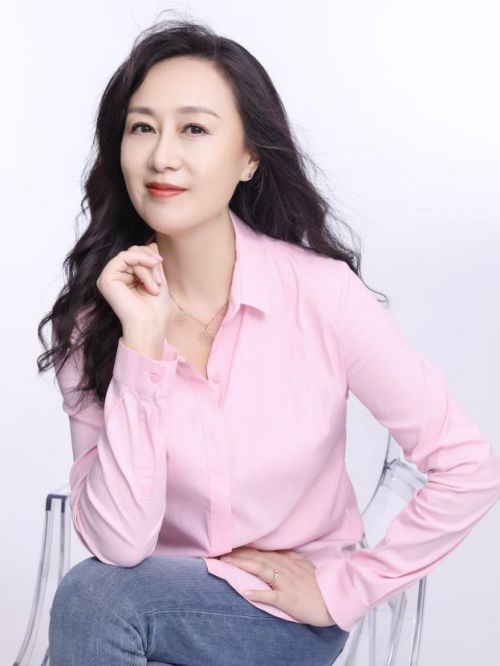 吴玉芳，1963年1月13日出生于上海市，中国内地女演员。
1984年，吴玉芳因出演电影《人生》获得第8届大众电影百花奖最佳女演员奖。1987年，出演电影《古堡小夜曲》。1999年，与周里京合作出演电视剧《黄河人》。2000年，与奚美娟、刘蓓合作出演电视剧《红色康乃馨》。2001年，参演电视剧《一路追击》。2009年，在电视剧《蜗居》中饰演徐丽。2012年，出演电视剧《孩奴》；同年，出演电视剧《那样芬芳》，并在电视剧《泪洒女人花》中饰演秋香。2013年，出演电视剧《爱闪亮》和《幸福相依》。2018年，参演余丁执导的电视剧《激荡》；同年，出演电视剧《流淌的美好时光》和《远方的家》。2019年，吴玉芳凭借电影《送我上青云》中梁美枝一角获得第32届中国电影金鸡奖最佳女配角奖。2020年2月，其参演的都市剧《安家》播出。