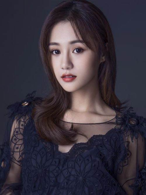 安悦溪，原名安静，1989年6月10日出生于山东省潍坊市，中国内地女演员，毕业于北京舞蹈学院音乐剧系。
2012年，出演个人首部影视剧《新编辑部故事》，从而踏入了演艺圈。2013年，初登大荧幕，因在校园青春励志电影《青春派》中饰演黄晶晶一角而被观众熟知。2015年，因出演古装魔幻剧《花千骨》而获得更多关注。2016年，因主演青春励志偶像剧《旋风少女第二季》而获得广泛关注。2017年，主演古装仙侠剧《三生三世十里桃花》。2018年，主演年代爱情剧《许你浮生若梦》。2019年，主演电视剧《不负时光》。