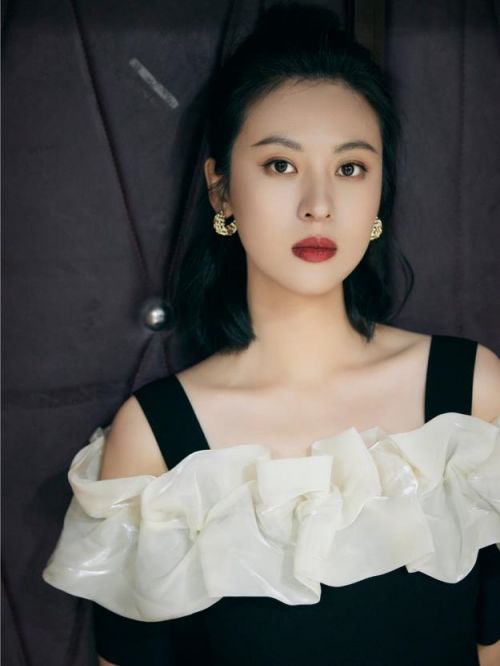 周放（Cassie），1989年3月6日出生于山东省济南市，中国内地影视女演员。
2009年，周放出演了个人首部电视剧作品《丑女无敌完美季》；同年，她还完成了银幕处女作《玩命魔术》。2011年，因在琼瑶剧《新还珠格格》中饰演柳红而获得更多关注。2012年开始，周放相继出演了古装剧《错点鸳鸯戏点鸳鸯》、《战地花开》、《一生有你》、传奇剧《异镇》等作品。2014年，其出演的医疗剧《青年医生》播出。2018年，领衔主演的刑侦剧《走火》在浙江卫视播出。2018年，出演的现代剧《大江大河》上星播出。2021年8月，其主演的家庭剧《乔家的儿女》播出。