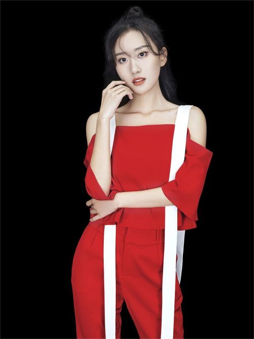 邝晓彤，中国内地女演员。
主要作品有《芳华》、《封神·妲己祸商》等。
2017年12月15日，邝晓彤参演的《芳华》全国上映，饰演文工团一员。
2017年7月，邝晓彤参演《恶魔少爷别吻我》第三、四季，饰演白雪。
2017年，邝晓彤参演《我站在桥上看风景》，饰演叶梅。