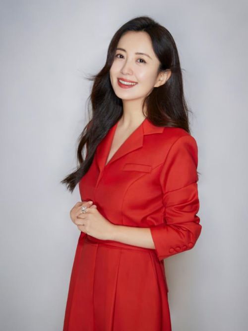 杨童舒，1975年5月7日出生于中国吉林省吉林市，毕业于吉林艺术学院，中国内地女演员、主持人、舍予基金创始人、吉林动画学院客座教授、中广联演员委员会副会长。
亚洲彩虹奖最佳女演员，第九届全国十佳电视表彰大会“艺德风尚奖”，《大众电视》观众最喜爱女演员奖，1993年出演电视剧《痴情不改》女主角，1998年主演了历史剧《太平天国》。2003年出演古装剧《至尊红颜》受到广泛关注。2005年出演历史剧《汉武大帝》。
2010年主演《关于爱情和那些魔鬼》。2011年主演电视剧《一生守护》。2016年出演电视剧《黄大妮》；同年参演电视剧《彭德怀元帅》。2018年主演民族生活剧《都是一家人》。2020年主演电视剧《以家人之名》、电视剧《女心理师》。