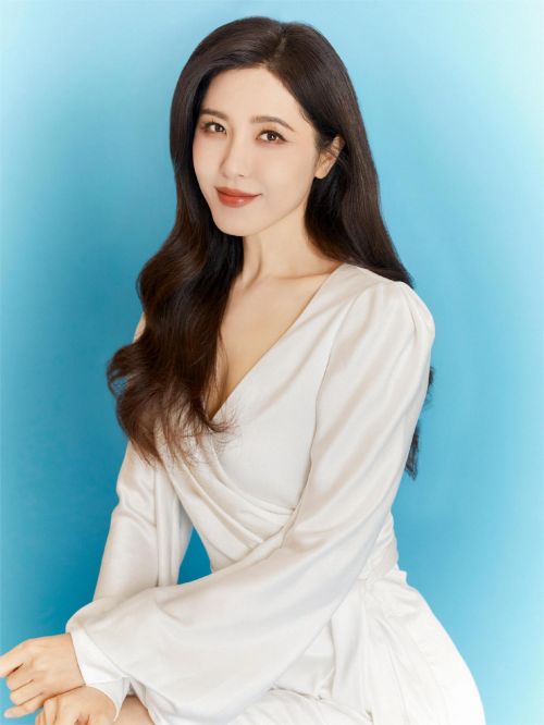 曾黎，1976年9月17日出生于湖北省荆州市沙市区，中国内地女演员，毕业于中央戏剧学院表演系1996级本科，国家二级演员。
2000年，成为了全国总工会文工团的演员；同年，出演个人首部电视剧《本家兄弟》。2002年，出演都市情感剧《男才女貌》。2004年，出演古装奇幻单元剧《新聊斋志异之画皮》。2006年，主演爱情片《理发师》。2007年，主演悬疑情感剧《蓝色档案》。2008年，主演缉毒剧《军人荣誉》。2010年，出演民国侦探剧《唐琅探案》播出。2012年，参演家庭情感剧《妯娌的三国时代》。2014年，主演都市情感剧《为爱坚守》。
2016年，主演都市情感剧《姐妹兄弟》。2017年，参演古装剧《醉玲珑》。2018年7月1日，主演都市家庭情感剧《陪读妈妈》。2019年，出演都市情感剧《七月与安生》。2021年，参加湖南卫视女性励志综艺节目《乘风破浪的姐姐第二季》。2023年，出演电视剧《纵有疾风起》。