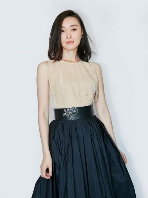 吴越，1972年4月10日出生于上海市闵行区，中国内地影视女演员，毕业于上海戏剧学院。
1995年，参演个人首部电视剧《北京深秋的故事》。1997年，主演军旅剧《和平年代》，凭借军旅女记者闻璐一角夺得第17届中国电视金鹰奖优秀女配角。2001年，凭借电影《菊花茶》获得第8届北京大学生电影节最受欢迎女演员奖。2007年，主演爱情片《夜·明》。2010年，凭借电视电影《老丁的春天》获得第十届中国电视电影百合奖优秀女演员奖。2015年， 凭借话剧《我的妹妹，安娜》获得星月盛典最佳戏剧演员奖。2017年，参演都市情感剧《我的前半生》。2021年主演当代农村剧《温暖的味道》、扫黑除恶题材剧《扫黑风暴》。2022年，领衔主演的献礼剧《县委大院》在CCTV-1黄金时间首播。