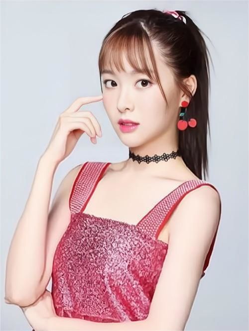 赵尧珂（Yaoke Zhao），1995年2月19日出生于四川省成都市，中国内地流行乐女歌手、影视演员，女子演唱组合KOGIRLS成员，毕业于美国旧金山大学金融系。
2017年，其参演的首部影视剧《我与你的光年距离》播出，从而正式进入演艺圈；同年，在校园科幻剧《终极三国》中饰演貂蝉；随后，加入女子演唱组合“KOGIRLS”，并推出组合首张音乐EP《终极女孩》。2018年，其主演的都市爱情剧《国民老公》播出；同年，以练习生身份参加腾讯视频女团青春成长节目《创造101》，最终取得了第24名的成绩。2019年4月25日，她被评选为LikeTCCAsia中国区最美100张新面孔第54位。2020年6月17日，出演的古装甜宠剧《凤归四时歌》在腾讯视频播出。