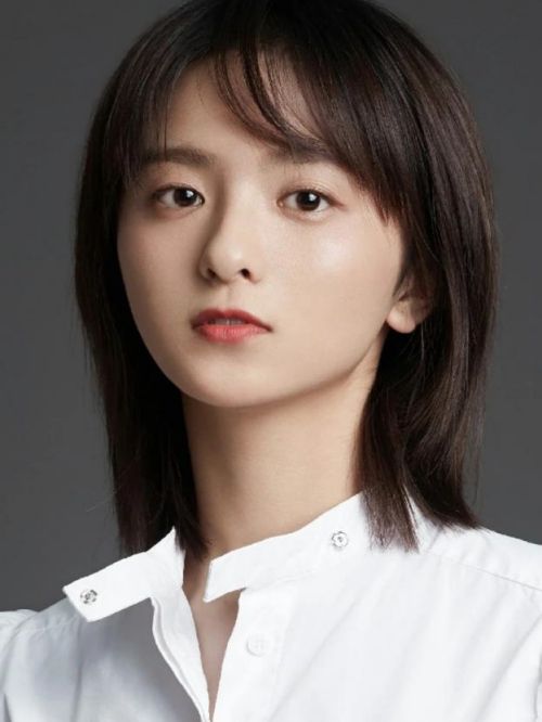 厉嘉琪，1997年8月28日生于浙江省杭州市，中国内地女演员，毕业于上海视觉艺术学院新媒体艺术专业。
2017年，厉嘉琪出演青春言情偶像剧《流星花园》，从而正式进入演艺圈。2018年2月，在奇幻爱情剧《无法拥抱的你第二季》中饰演程美优；4月，主演青春校园剧《等等啊我的青春》。2019年，主演古装励志轻喜剧《小女霓裳》。2021年，参演的《燃烧吧！废柴》开播。