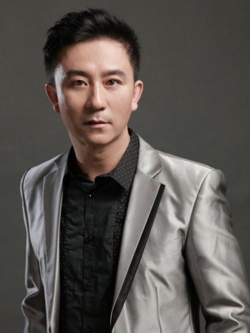赵毅，1975年12月8日出生于中国北京市，毕业于中国戏曲学院，中国内地男演员。
1997年，参演胡玫执导的电视剧《雍正王朝》饰演李卫。2000年，出演郭宝昌执导的年代剧《大宅门》。2003年，主演《激情燃烧的岁月2》。2007年，参演电影《飞》，夺得第七届百合奖的“我最喜爱的电视电影十佳演员”奖。2009年，凭借《走四方》获得第9届数字电影百合奖优秀男演员奖。2013年，主演《闯关东前传》；凭借《信义兄弟》，获得第1届中国优秀农村题材电影表彰典礼优秀男主角奖。2015年12月，主演都市话题轻喜剧《私房钱》，饰演“北京土著”许大宝。2022年，参演的时装剧《玫瑰之战》在中央电视台电视剧频道首播。