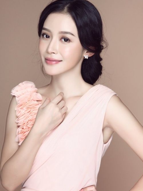 瑛子，原名敬虔，1月19日出生于重庆，中国内地女演员，毕业于重庆大学美视电影学院。
2005年，参演轻喜剧《别活得太累》，饰演女一号“邱芳”。2007年，参演灾难片《唐山绝恋》。2008年，参演女性励志剧《大国医》。2009年，参演悬疑剧《天敌》。2010年，参演《大舜》。2011年，参演谍战大戏《冷风暴》。2013年，参演由孔笙执导出演的大型抗日史诗剧《战长沙》；同年参演电视剧《青岛往事》。2014年，参演《老农民》。2016年，拍摄都市情感生活励志大剧《婚姻历险记》；同年主演电视剧《好家伙》。2017年6月，由瑛子担纲女一号献礼香港回归20周年的年度大剧《我的1997》登陆CCTV-1黄金档播出；7月，参演首部古装巨制《独孤皇后》；8月，主演大型法治题材电视剧《阳光下的法庭》。