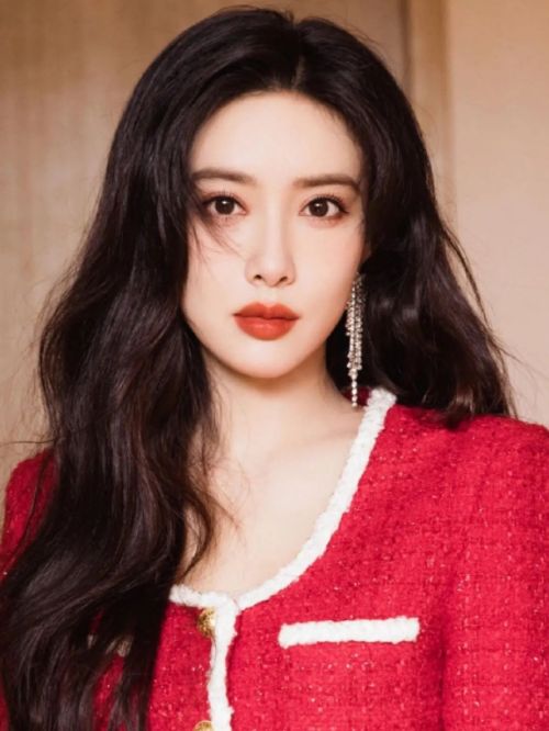 孟子义，1995年12月5日出生于吉林省长春市，中国内地女演员，毕业于北京电影学院表演系。
2014年，出演古装传奇剧《武神赵子龙》。2015年，出演反腐涉案剧《人民检察官》。2016年，出演都市偶像剧《何所冬暖，何所夏凉》、现代情感剧《凉生，我们可不可以不忧伤》。2017年1月，出演古装武侠剧《射雕英雄传》、古装玄幻剧《将夜》。2018年，主演古装仙侠剧《陈情令》、都市情感剧《我不是购物狂》。2021年，出演古装武侠剧《说英雄谁是英雄》、古装剧《造作时光》、联合主演武侠励志古装剧《雪中悍刀行》。2022年，出演悬疑奇幻网剧《西出玉门》；5月23日，主演古装武侠剧《说英雄谁是英雄》、仙侠剧《沉香如屑》、古装爱情仙侠剧《沉香重华》；8月30日，参加的综艺节目《心动的信号第五季》播出。