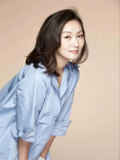 郑家榆，1971年5月30日出生于中国香港，祖籍山东日照，中国台湾女演员。
郑家榆在台湾出道的女演员，1995年主演电影《流浪舞台》而出道。2000年因主演古装剧《怀玉公主》而成名。2002年在古装喜剧《风流少年唐伯虎》中饰秋香。2003年出演灵异悬疑剧《第八号当铺》。2004年开始进入中国大陆发展，在古装历史剧《荆轲传奇》中饰叶小沪。2006年主演励志爱情剧《加油！晓惠》。2009年主演古装喜剧《开封有个包青天》，同年拍摄完电影《我的左手和右手》后息影三年。2013年复出参演偶像剧《幸福街第3号出口》。